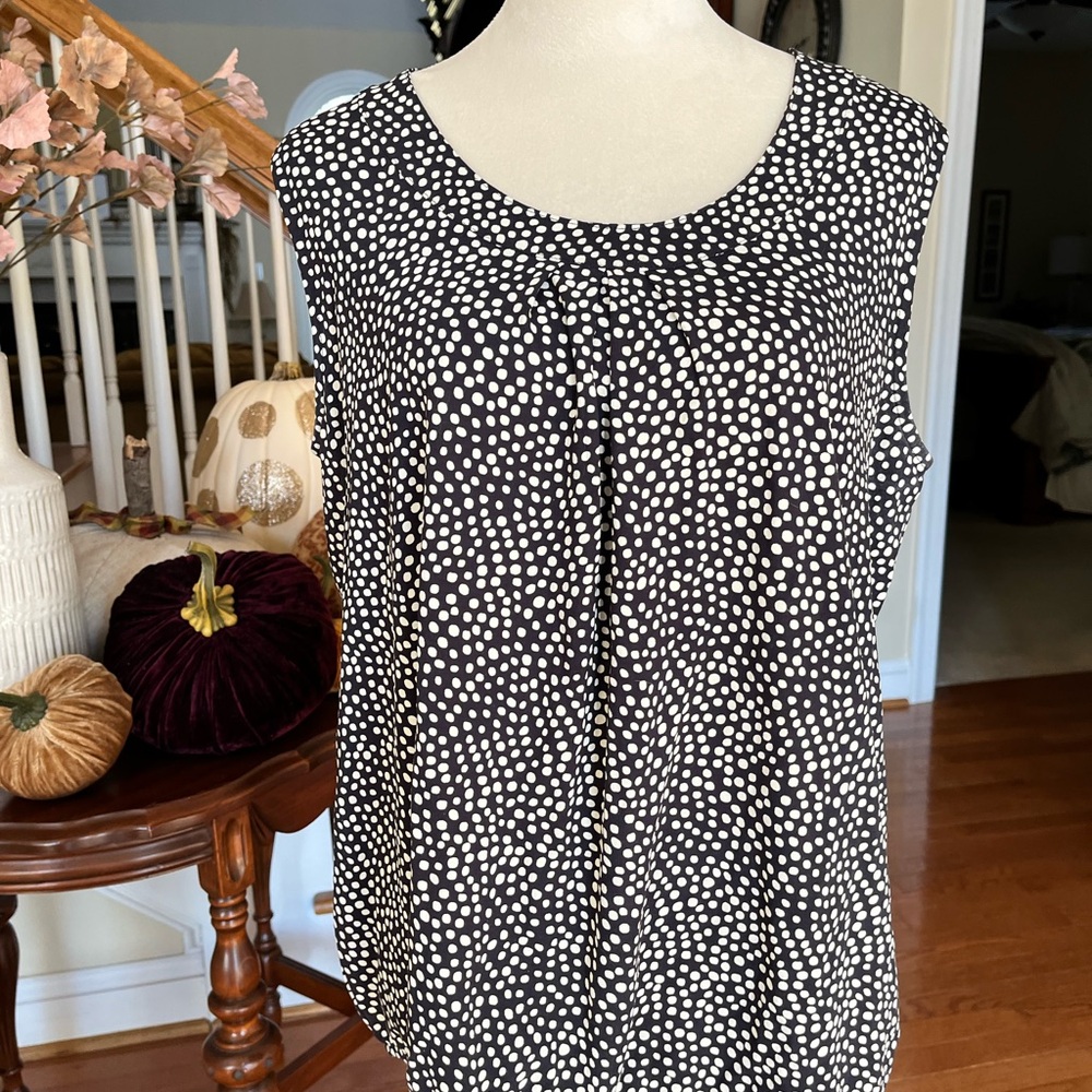 Cute polka dot shell in black and cream